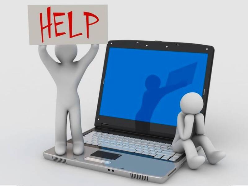 Eine 3D-Figur steht auf einem Laptop und hält ein Schild mit der Aufschrift "HELP" hoch, während eine andere Figur daneben sitzt.