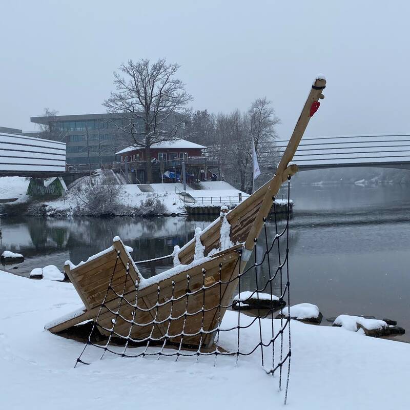 Verschneites Ufer am Neckarstrand mit einem Stück eines Kahnes, welcher aus dem Schnee hervorragt