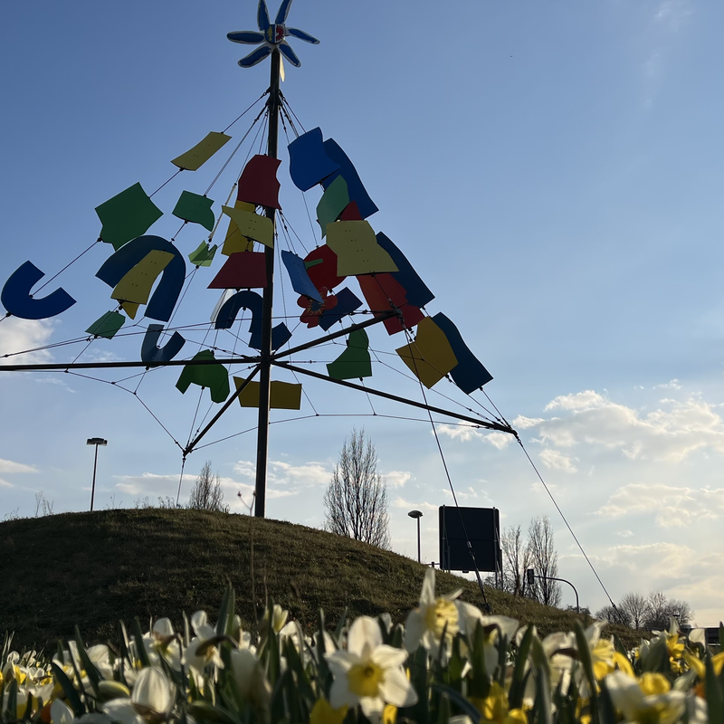 Windspiel an der Endhaltestelle bei strahlendem Sonnenschein.