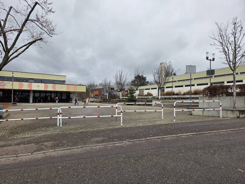 Hochberg: Grundschule, Pausenhof und Bürgerhalle