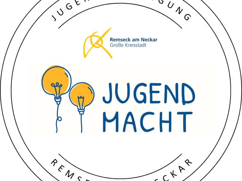 Kreis in dem steht "JUGEND MACHT". Rundherum steht "Jugendbeteiligung Remseck am Neckar". Abgebildet sind das Remseck Logo und 2 Glühbirnen.