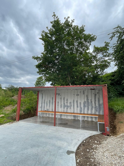 Schiffscontainer umgebaut zu einem Unterstand.