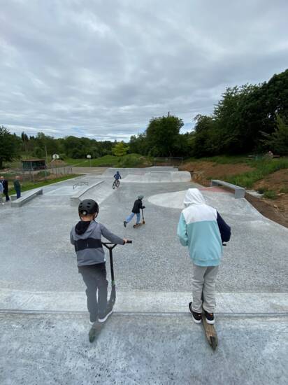 Jugendliche auf einer Skateanlage.