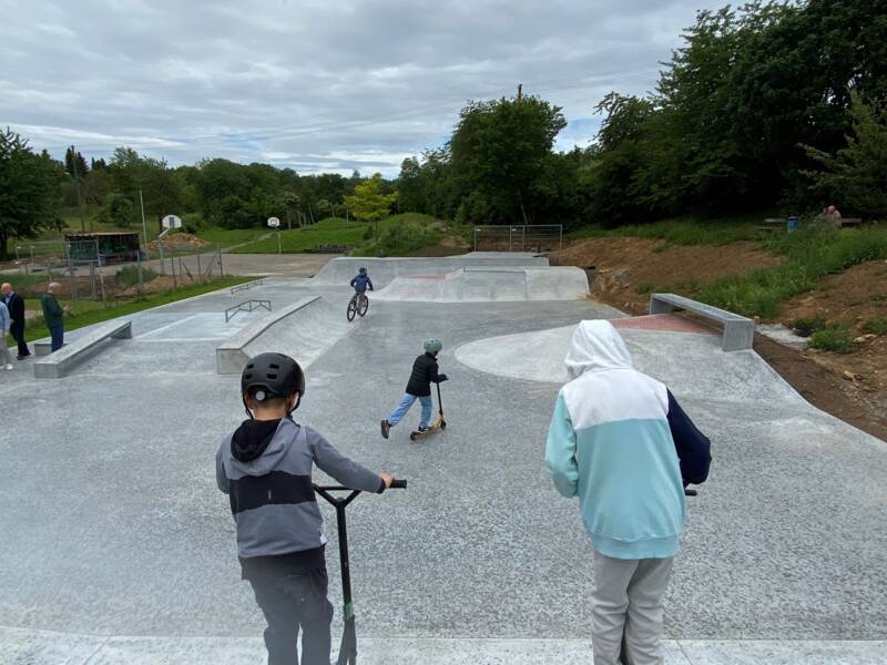 Jugendliche auf einer Skateanlage.