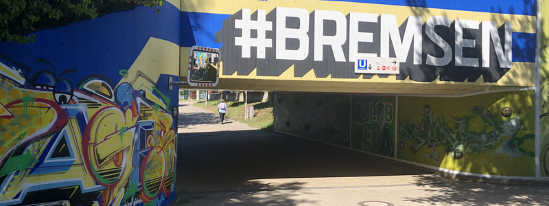 Brücke mit einem Grafitti "#BREMSEN".