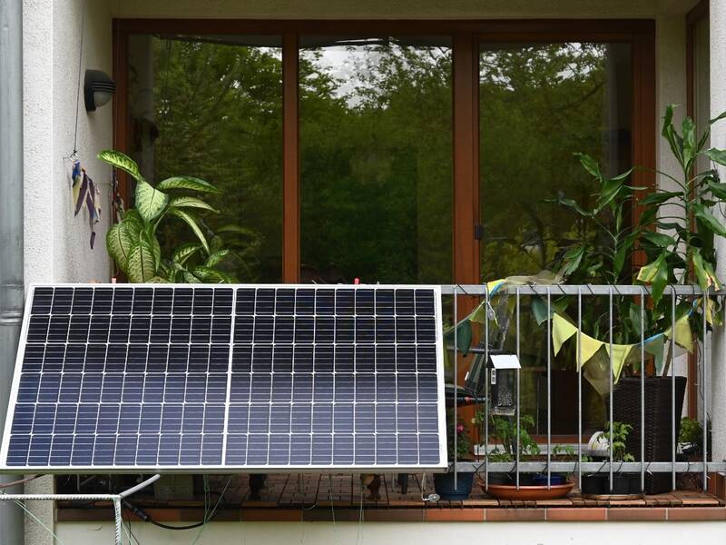 Photovoltaikanlage an einem Balkongeländer.