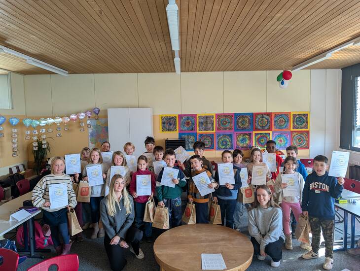 Schülerinnen und Schüler Klasse 3a mit Urkunden