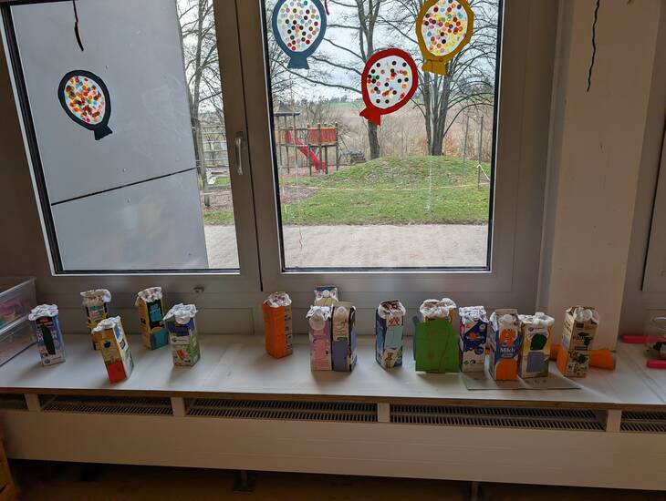 Foto der Tetrapack-Häuser mit "Dachbegrünung"