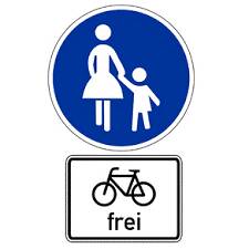 Sonderweg für Fußgänger Schild und darunter ein Zusatzschild Rad frei. Blaues rundes Schild, darauf abgebildet eine Frau die ihr Kind an der Hand hält. Darunter das viereckige Zusatzschild mit einem Fahrrad und dem Wort "frei".