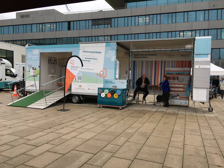 LKW Hänger umgabut als Informationszentrale auf dem Marktplatz.
