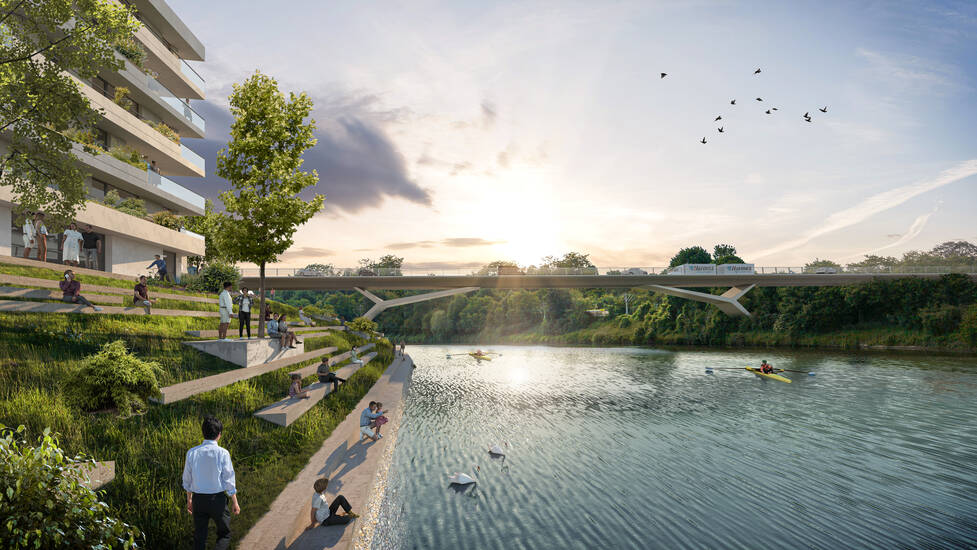 Menschen sitzen und spazieren auf terrassenförmig angelegten Grünflächen am Flussufer, während im Hintergrund eine moderne Brücke über den Fluss führt und die Sonne tief am Himmel steht.