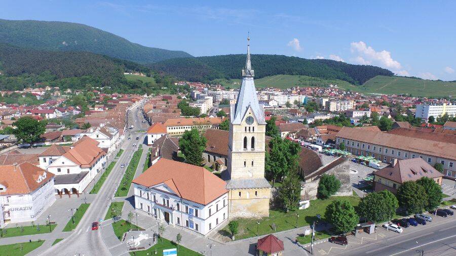 Kirche Codlea aus der Luft aufgenommen. Drum herum sieht man das Stadtbild von Codlea.