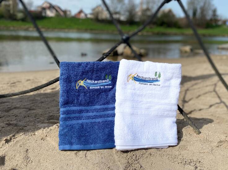 Zwei Handtücher in weiß und blau mit dem Remseck-Logo.