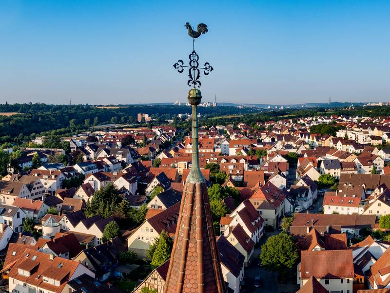 Luftbild vom Stadtteil Aldingen. In der Mitte ist die Kirchturmspitze zu sehen.