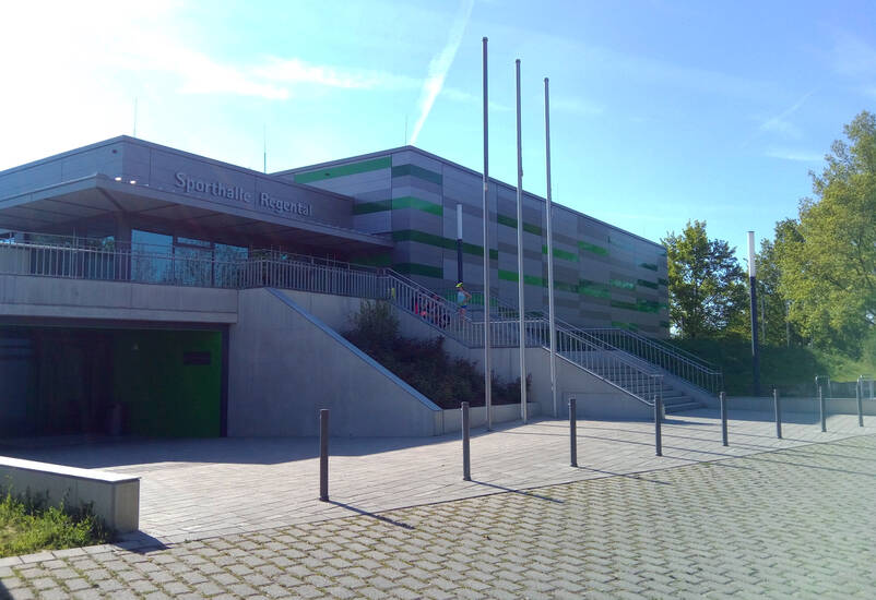 Sporthalle von außen.