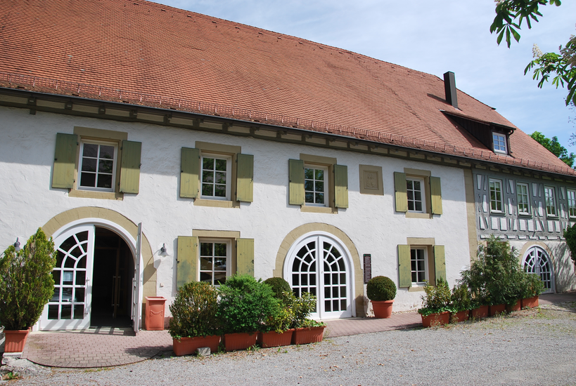 Fachwerkgebäude mit grauem Fachwerk.