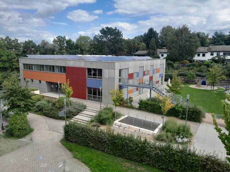 Kitagebäude von außen mit dem Gartenbereich davor.