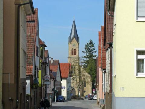 Blick durch die Hauptstraße auf die Schlosskirche