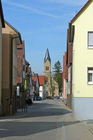 Blick durch die Hauptstraße auf die Schlosskirche