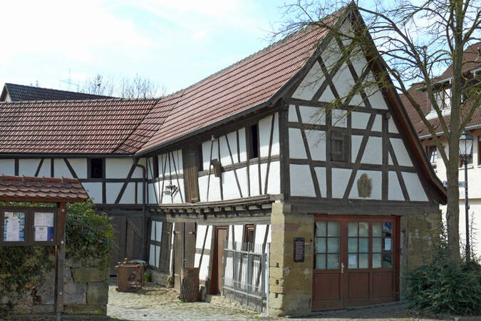 Teilansicht des ehemaligen Wirtschaftshofs des Schlosses am Wilhelmsplatz im Ortsteil Hochdorf