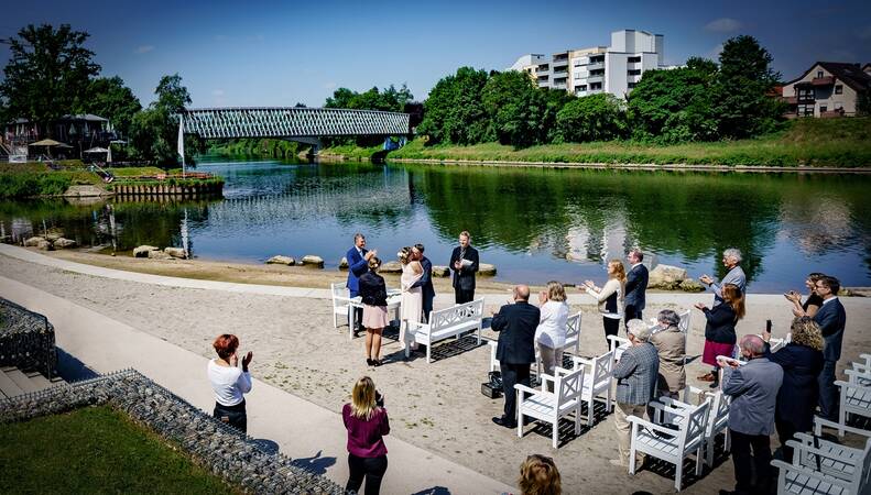 Zeremonie am Neckarstrand