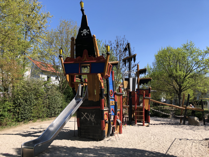 Spielplatz mit einem Klettergerüst in Form eines Piratenschiffs.