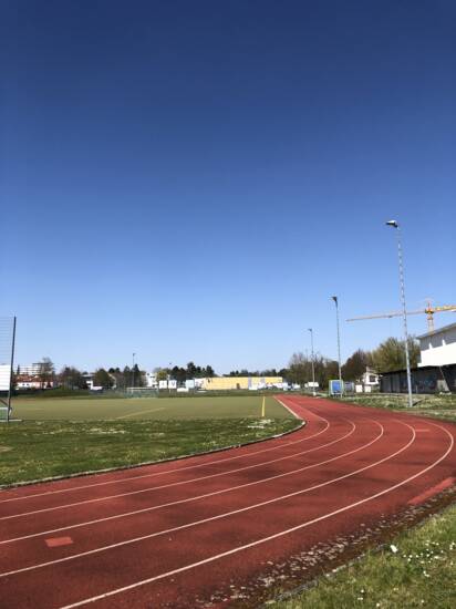 Sportplatz mit Tartanlaufbahn.