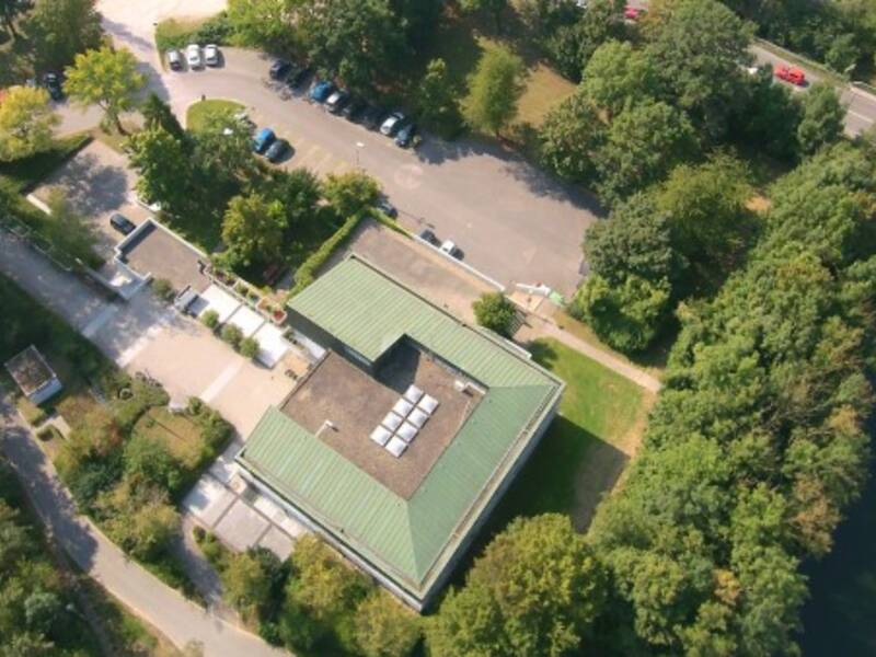 Luftbild des Rathshaus in Neckarrems von 2017.