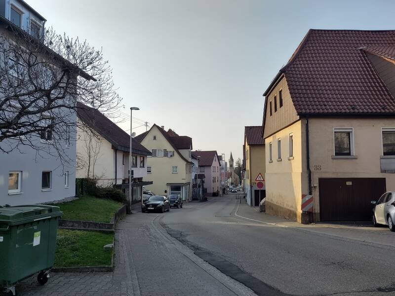 Straße mit Häusern auf der rechten und linken Seite.