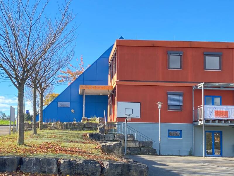 Dreistöckiges rotes Haus.