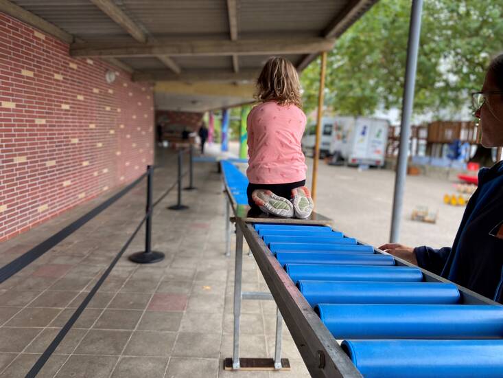 Kinder auf einer Rollenrutsche.