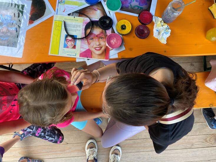Kinderschminken bei einer Veranstaltung.