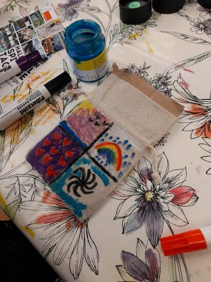 Stofftasche die bemalt wird.