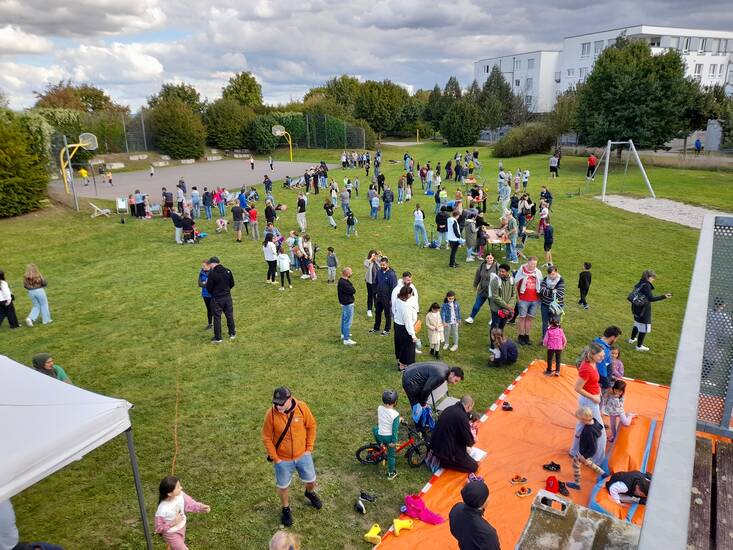 Viele Menschen auf dem Jugendgelände Pattonville.