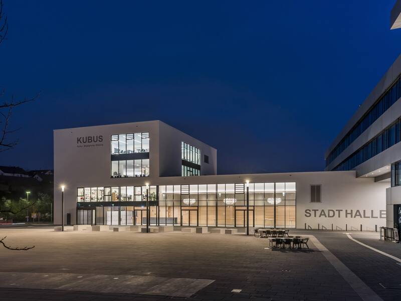 Stadthalle bei Nacht.