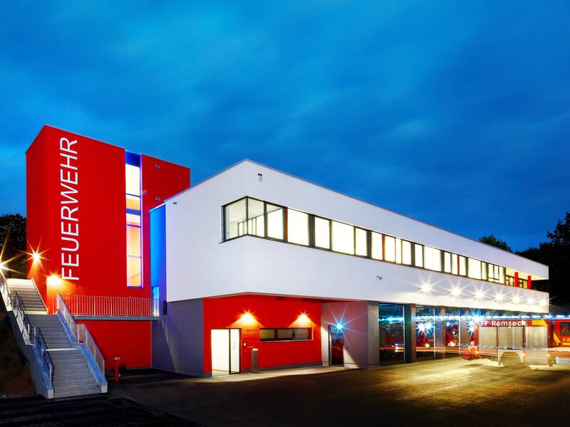 Feuerwehrhaus Rechts des Neckars bei Dämmerung.