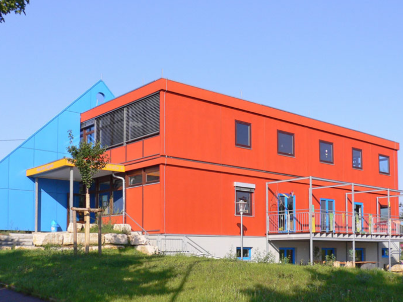 Rotes Gebäude von außen.