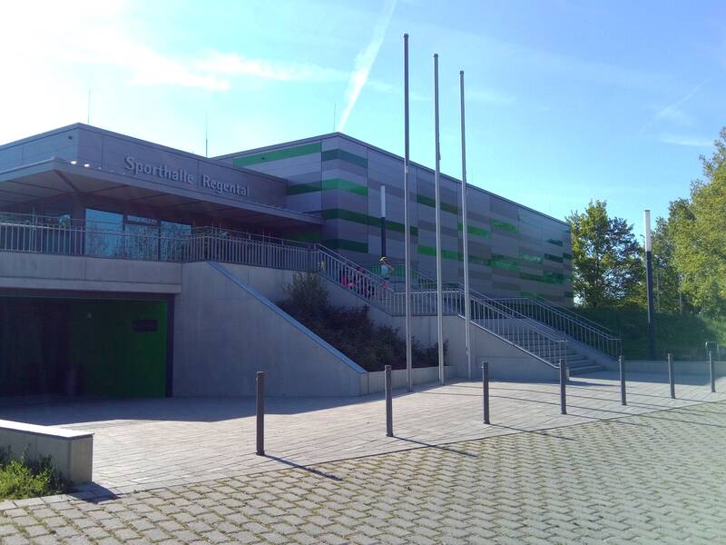 Sporthalle von außen.