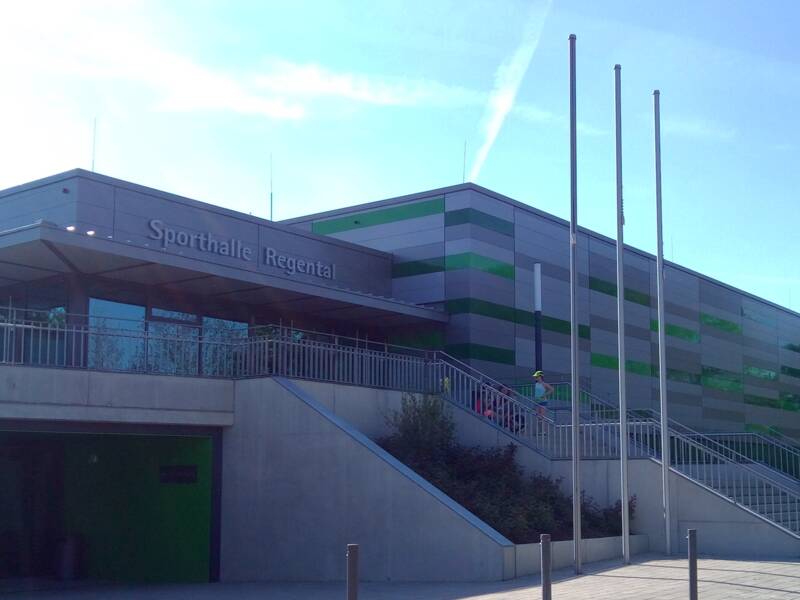 Sporthalle von außen.