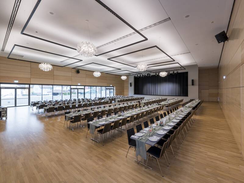 Innenansicht Stadthalle mit Tischbestuhlung
