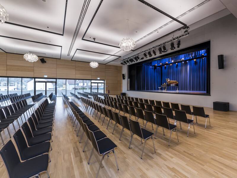 Innenansicht Stadthalle mit Reihenbestuhlung