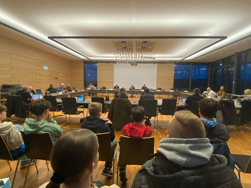 Menschen im Sitzungssaal.