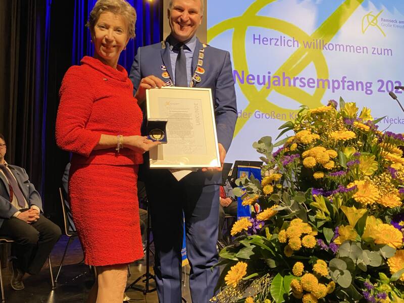 Übergabe einer Medaille von OB Dirk SChönberger an die AG Städtepartnerschaft.