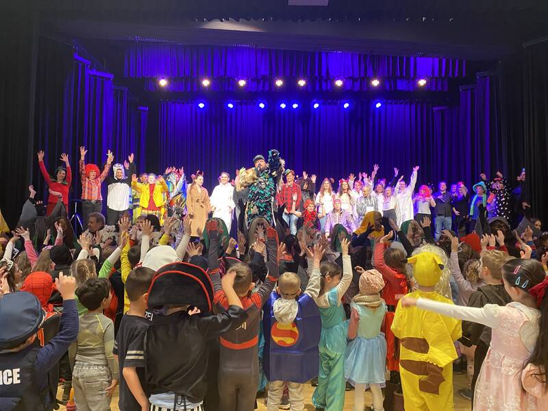 Rathaussturm - viele Kinder in Kostümen vor der Bühne