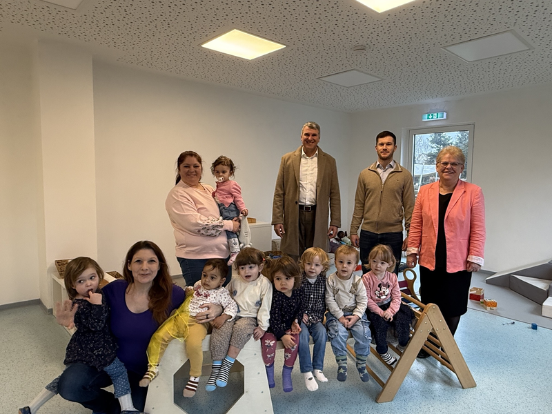 Kinder in einem Raum mit fünf Erwachsenen 
