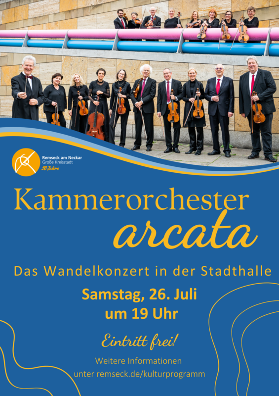 Vor einer Steinwand stehen Musiker und Musikerinnen mit ihren Instrumenten, während unten im Bild Informationen zu einem Konzert des Kammerorchesters Arcata in der Stadthalle am Samstag, 26. Juli, um 19 Uhr zu lesen sind.