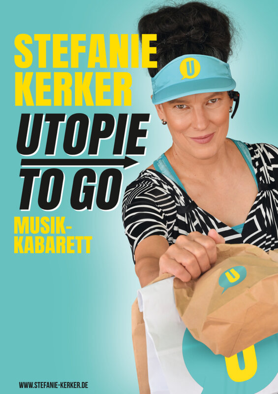 Eine Frau mit einer blauen Kappe hält eine Papiertüte und lächelt, umgeben von buntem Text, der ein Musik-Kabarett bewirbt.