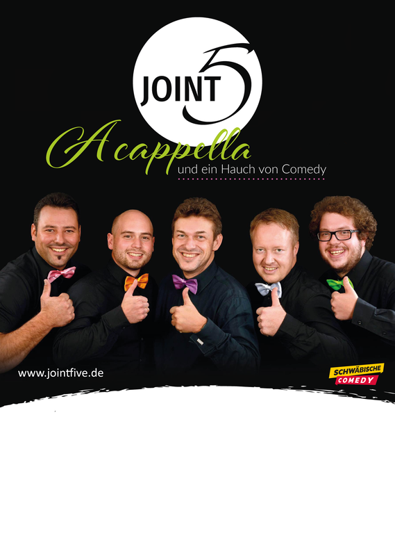 Fünf Männer in schwarzen Hemden und bunten Fliegen lächeln und zeigen den Daumen nach oben vor einem Plakat mit dem Schriftzug "Joint 5 A Cappella und ein Hauch von Comedy".