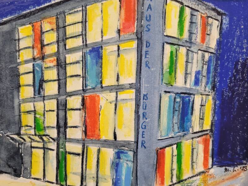 Das Bild zeigt ein modernes, mehrstöckiges Gebäude mit der Aufschrift "Haus der Bürger", dessen Fenster in leuchtenden Farben wie Gelb, Rot, Grün und Blau beleuchtet sind, vor einem dunkelblauen Nachthimmel.