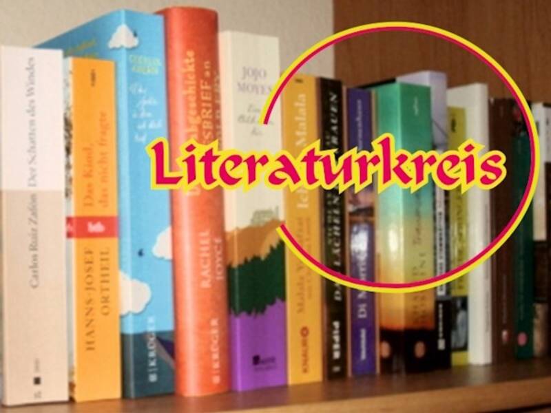 Ein Bücherregal mit bunten Buchrücken wird von einem roten Kreis mit der gelben Aufschrift "Literaturkreis" überlagert.